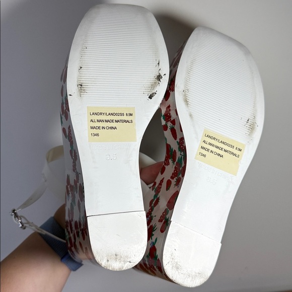 Betsey Johnson White and Red Strawberry Fruit Trendy Wedges, Women’s 8.5 - Picture 5 of 5